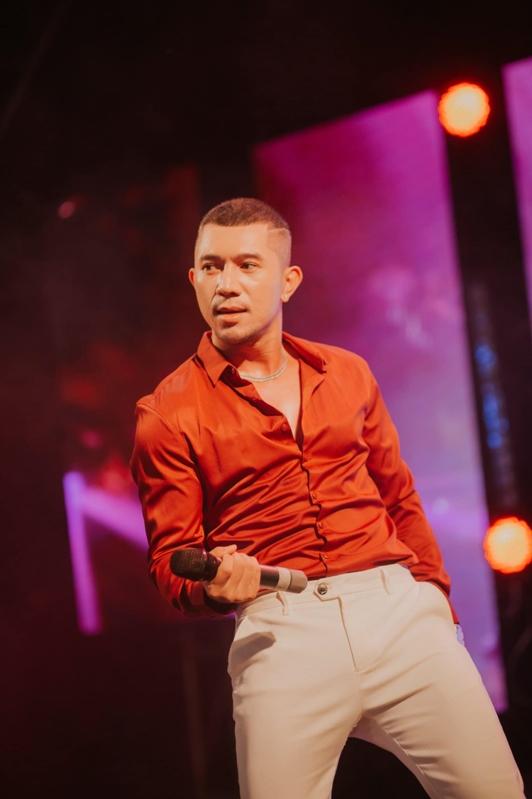 Lương Bằng Quang chia sẻ trên Dân Việt: “Tôi bị một MC khoảng 20 tuổi đấm vào bụng 2 cái với lý do: 'Anh không tôn trọng nghệ sĩ chúng tôi…'. Tôi không rõ đã làm gì sai và không hề có mâu thuẫn với bạn ấy nhưng vẫn chủ động xin lỗi trước. Tôi không trả đòn và gọi em ấy lại hỏi: 'Ngoài lời xin lỗi của anh ra, em còn muốn gì khác không' ? Tôi mong em ấy khi ở tuổi tôi sẽ hiểu cách xử lý tình huống”.