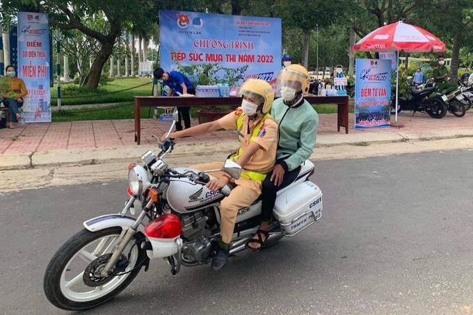 Sĩ tử bị đau chân, hỏng xe, đi lạc yên tâm vì được CSGT hỗ trợ kịp thời-3