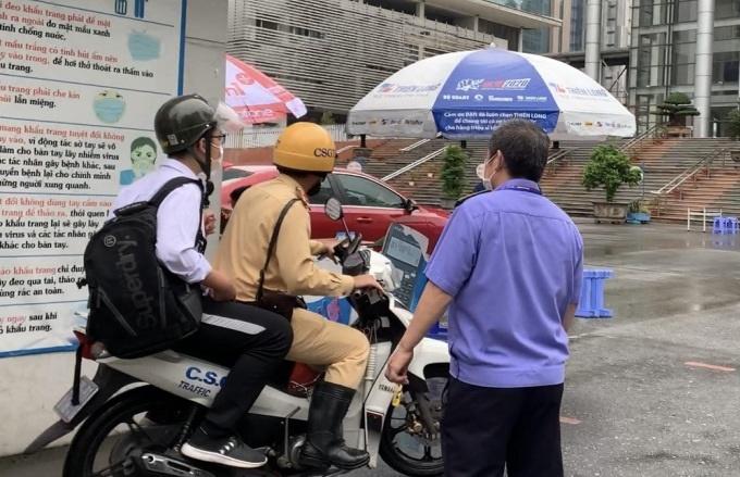 Sĩ tử bị đau chân, hỏng xe, đi lạc yên tâm vì được CSGT hỗ trợ kịp thời-4