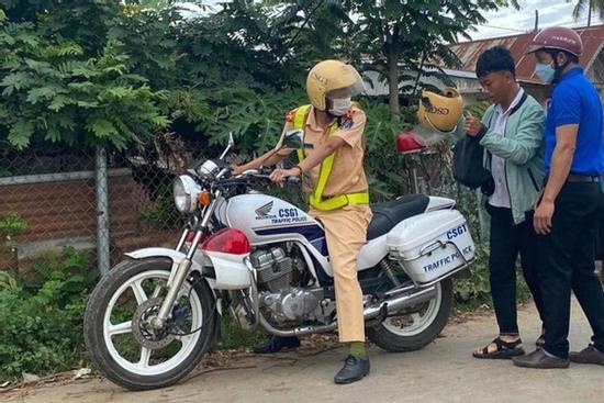 Sĩ tử bị đau chân, hỏng xe, đi lạc yên tâm vì được CSGT hỗ trợ kịp thời
