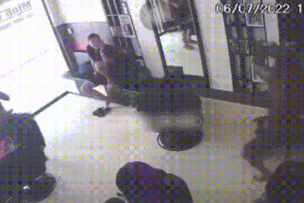 Clip: Kinh hoàng giây phút thanh niên bị chém lìa tay ở tiệm cắt tóc