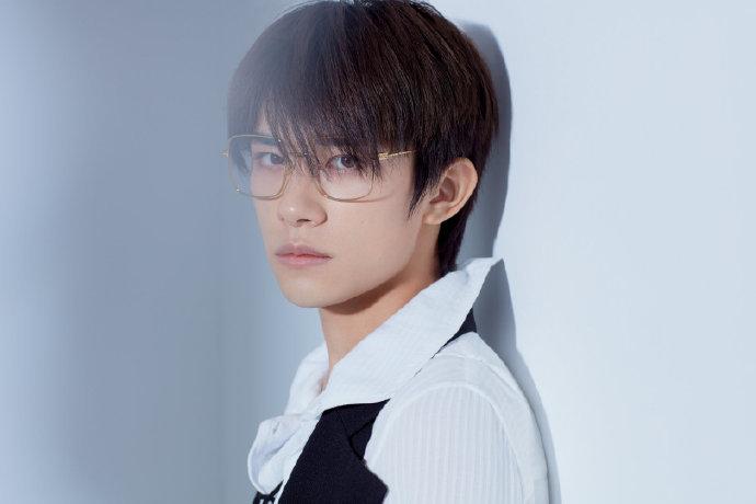 Dịch Dương Thiên Tỉ bị nghi ngờ gian lận học vấn-1