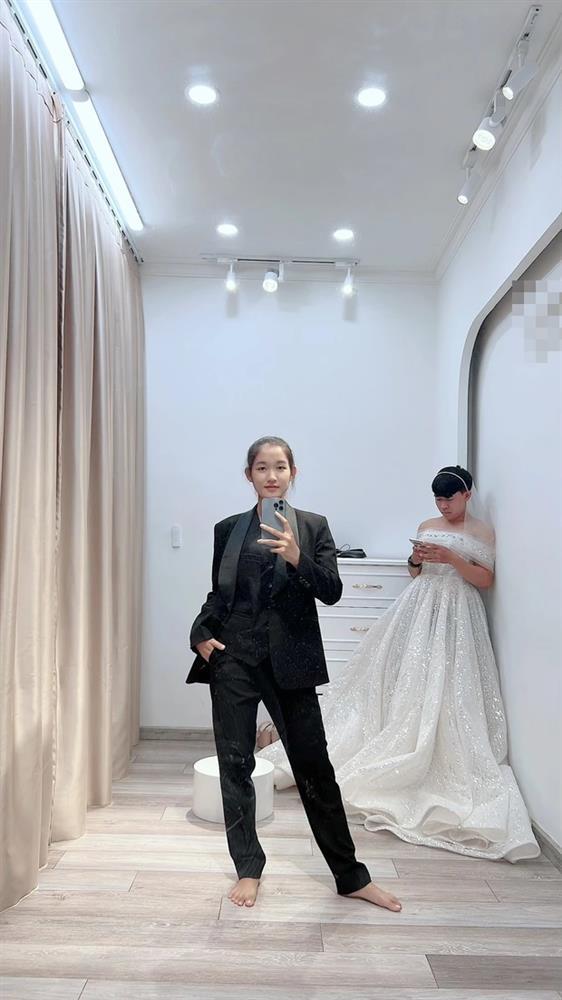 Ảnh cưới hoán đổi thân phận, chồng diện váy, vợ vest đen-3