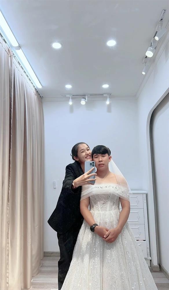 Ảnh cưới hoán đổi thân phận, chồng diện váy, vợ vest đen-4