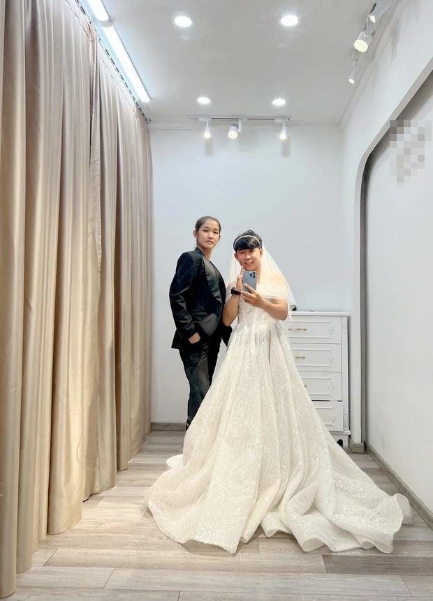 Ảnh cưới hoán đổi thân phận, chồng diện váy, vợ vest đen-2