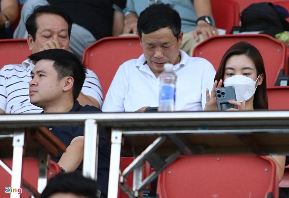 Bắt gặp Đỗ Mỹ Linh và con trai bầu Hiển hẹn hò vỉa hè-6