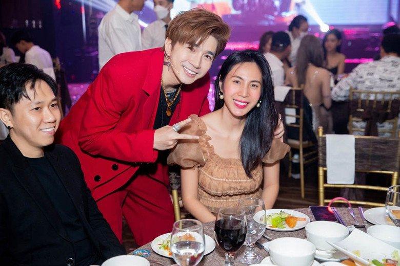 Thủy Tiên tái xuất mạng xã hội với mặt mộc chỉ tô son-5