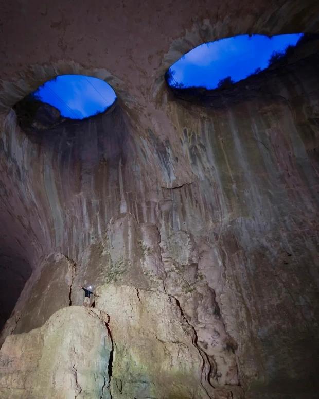 Hang động có đôi mắt khổng lồ nhìn chằm chằm du khách-3