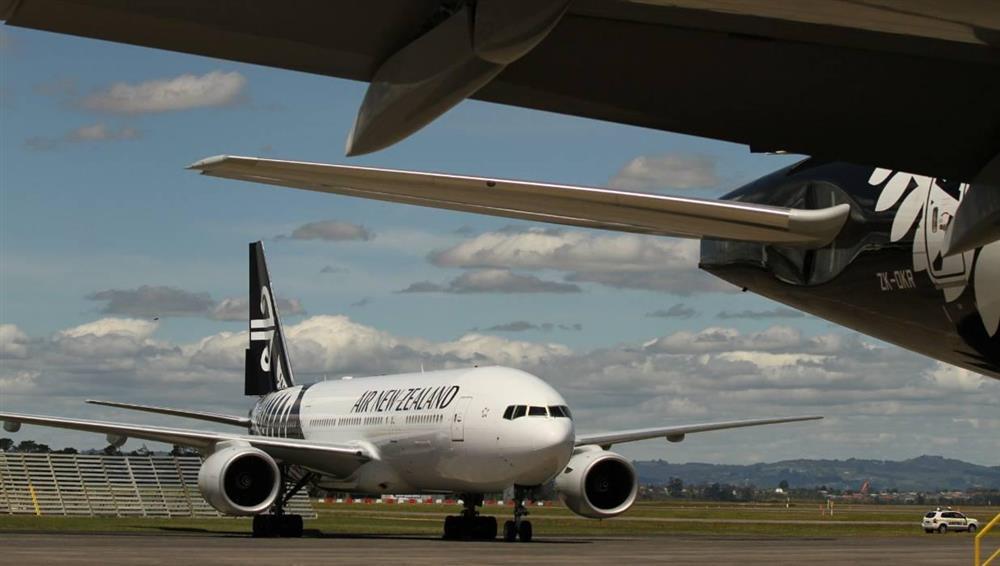 Đeo khẩu trang kín mặt con chỉ khoét hở 2 mắt, du khách gây tranh cãi-2