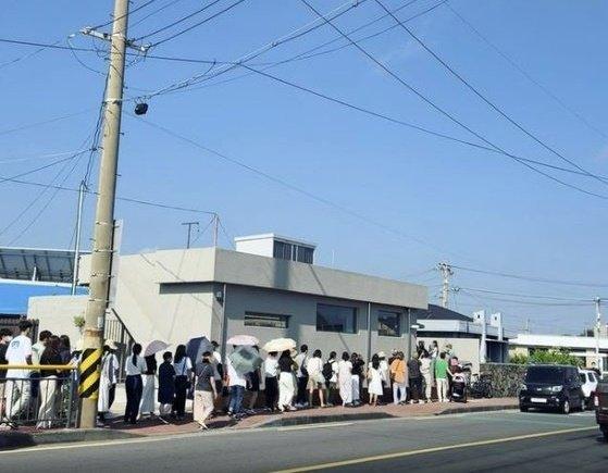 Cùng mở quán cà phê, vì sao vợ chồng Lee Hyori bị chỉ trích còn G-Dragon thì không?-1