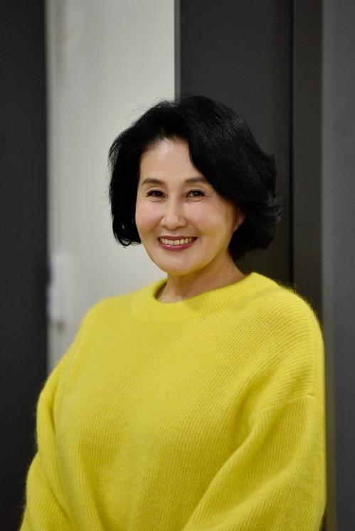 Cùng mở quán cà phê, vì sao vợ chồng Lee Hyori bị chỉ trích còn G-Dragon thì không?-2