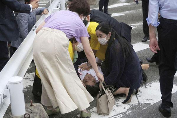 NÓNG: Cựu thủ tướng Nhật Abe Shinzo bị bắn vào ngực, có khả năng tử vong-1