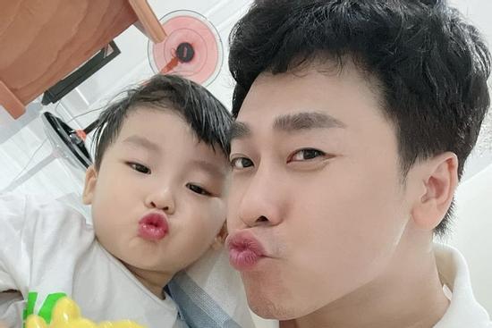 Khoe ảnh bên con trai, tình cũ Hòa Minzy bất ngờ thay vội