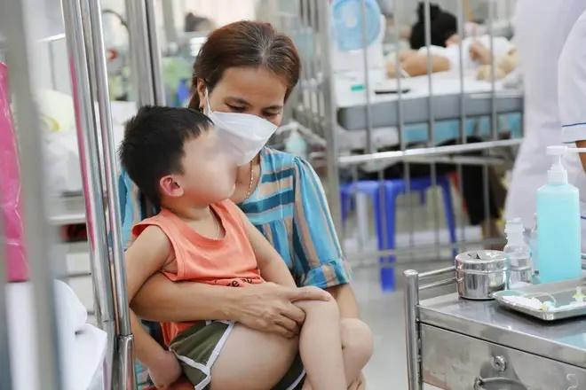 Cảnh báo bệnh viêm phổi gia tăng ở trẻ em khi thời tiết bất thường-1