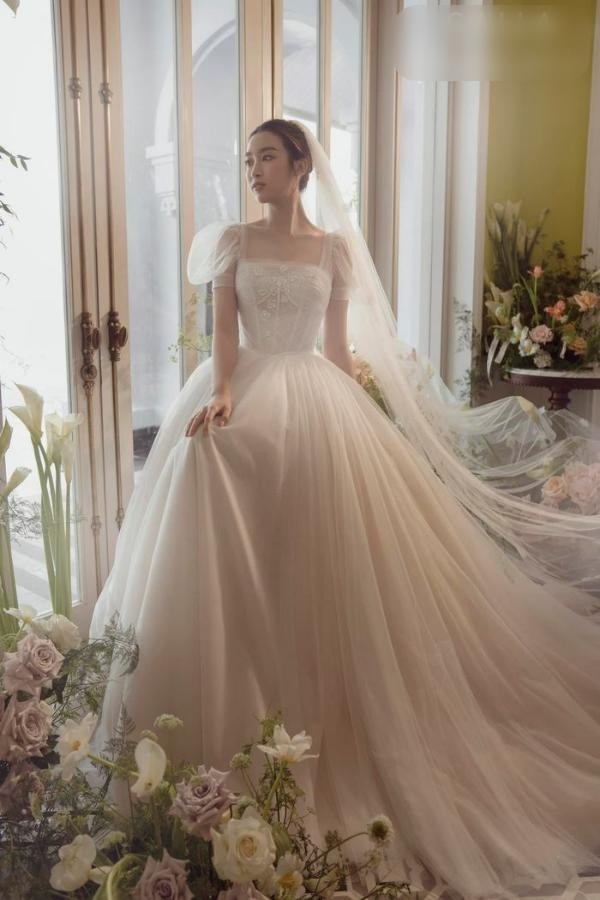 Vừa nhận lời cầu hôn, Đỗ Mỹ Linh rộ ngay ảnh mặc váy cưới-2