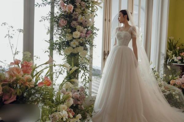 Váy cưới cô dâu  Khi màu sắc cất lời  Vivian Studio  VVA Group