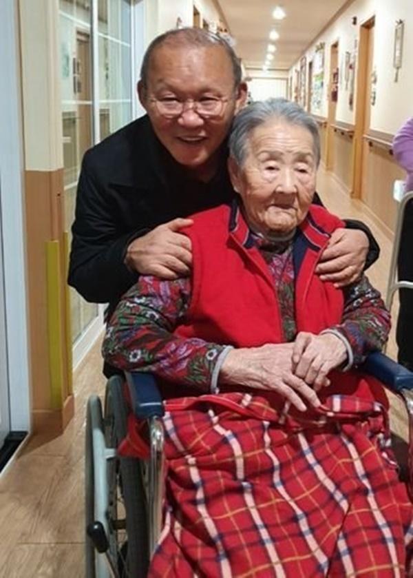 Lộ ảnh người cha quá cố HLV Park, giật mình khi nhìn hình-4