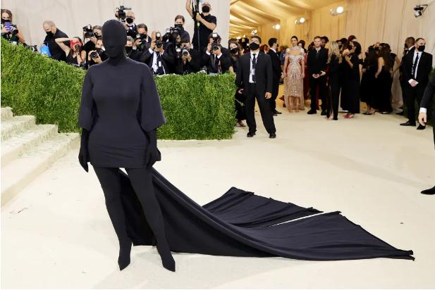 Kim Kardashian bị chê tan nát khi lần đầu catwalk cho Balenciaga-2
