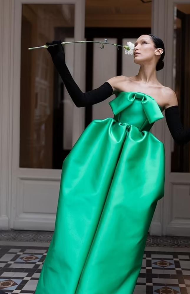 Kim Kardashian bị chê tan nát khi lần đầu catwalk cho Balenciaga-6