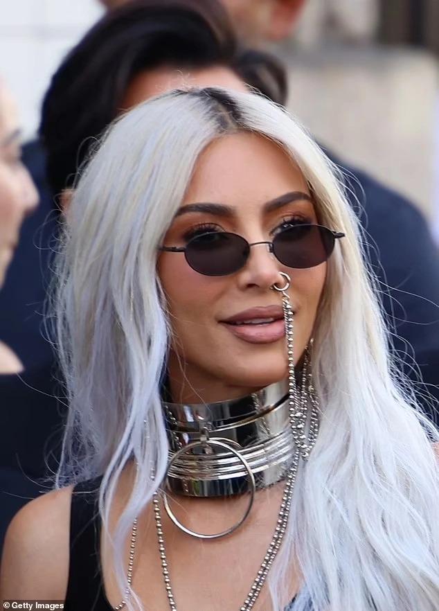 Tranh cãi về chiếc váy của Kim Kardashian-2