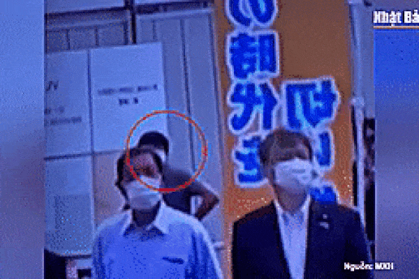 Clip: Kẻ nổ súng đứng ngay phía sau cựu Thủ tướng Abe Shinzo
