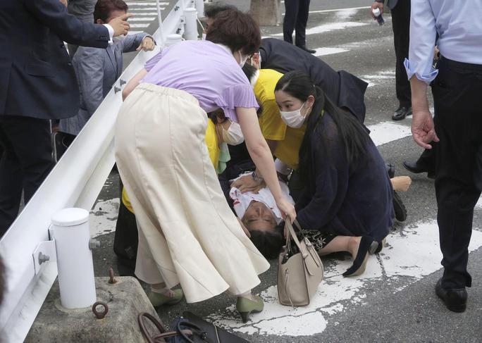 Clip: Kẻ nổ súng đứng ngay phía sau cựu Thủ tướng Abe Shinzo-5