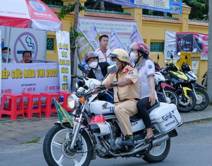CSGT vượt hơn 10km đưa thí sinh về nhà lấy giấy dự thi-1