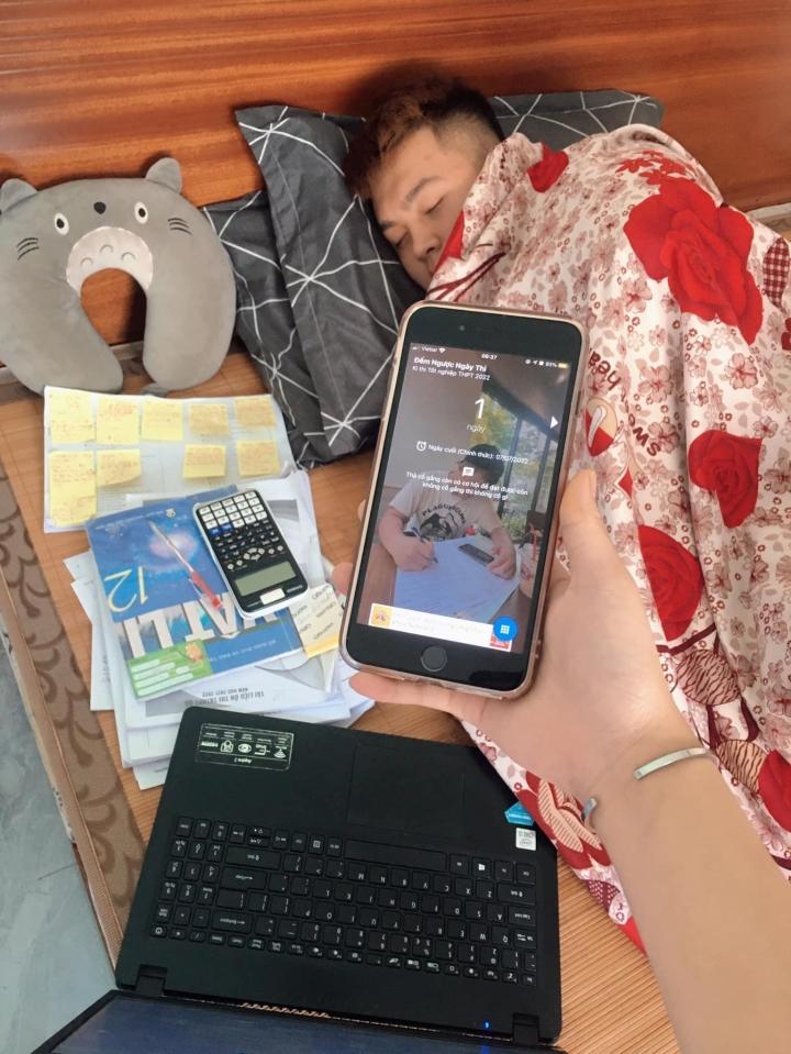 Muôn kiểu ôn bài của sĩ tử 2k4-1