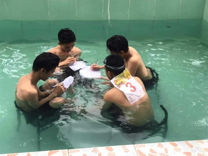 Muôn kiểu ôn bài của sĩ tử 2k4-2