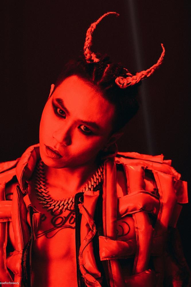 Rapper mọc sừng R.I.C tung mv mới cùng tlinh-1