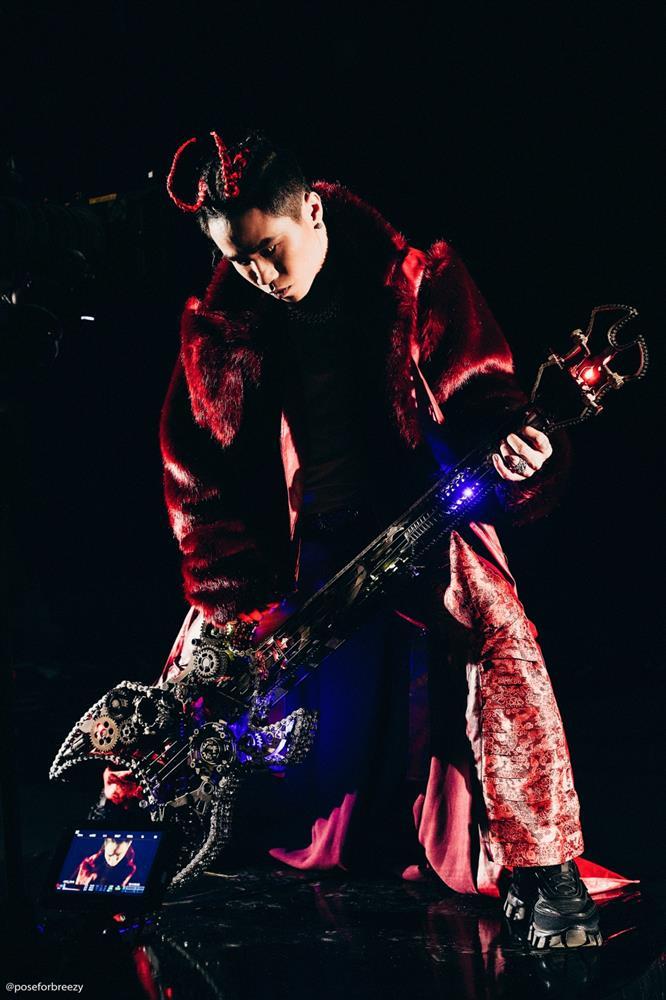 Rapper mọc sừng R.I.C tung mv mới cùng tlinh-4