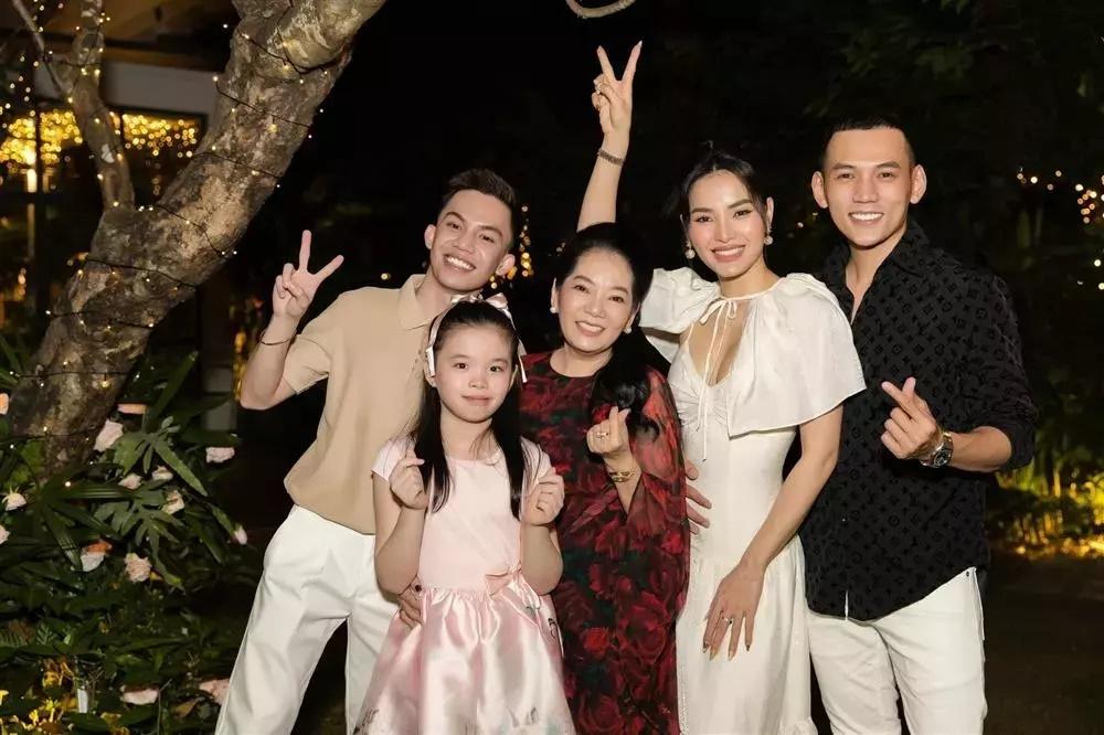 Loạt ảnh mối quan hệ mẹ chồng và con riêng Phương Trinh Jolie-11