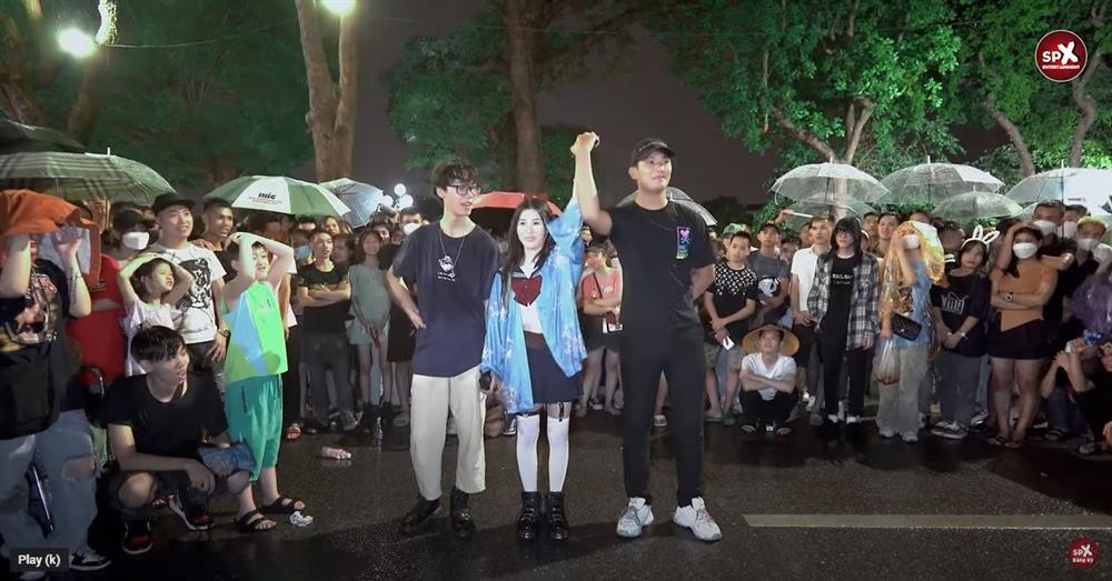 Trai xinh, gái đẹp ghép đôi ‘khuấy đảo’ phố đi bộ-3