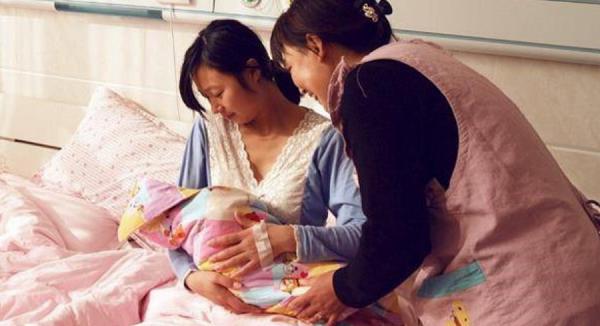 Xuống bếp tìm đồ ăn, tôi sững sờ thấy cảnh mẹ chồng ở nhà tắm-3