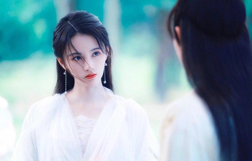 Sao Hoa ngữ biến dạng vì vấn nạn cà da, bóp mặt quá đà-1