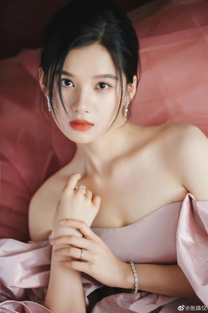 Sao Hoa ngữ biến dạng vì vấn nạn cà da, bóp mặt quá đà-6