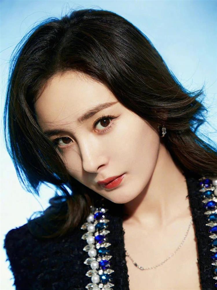 Sao Hoa ngữ biến dạng vì vấn nạn cà da, bóp mặt quá đà-8