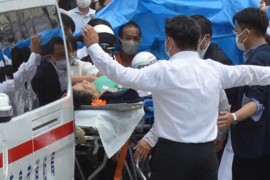 Xe tang đưa thi thể ông Abe về nhà