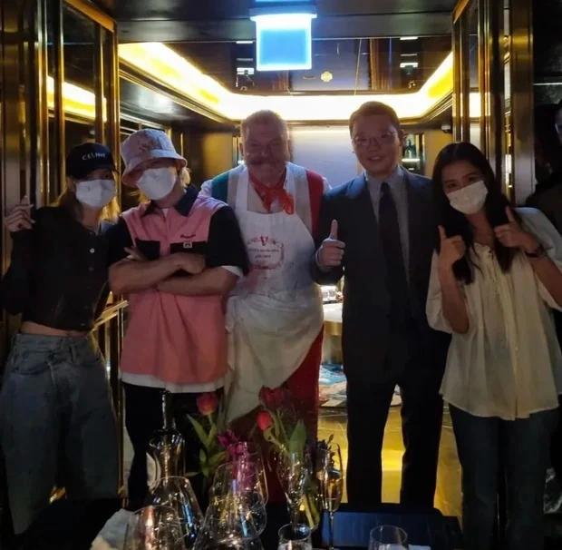 G-Dragon bất ngờ hẹn ăn tối riêng với Lisa, khoe cả ảnh bên em út BLACKPINK-6