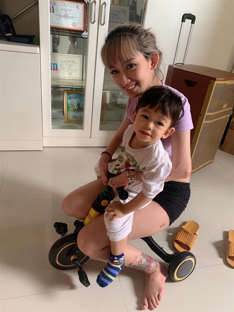 Bị phụ bạc, cô gái teo hai tay dùng chân chăm con, 3 năm sau sống hạnh phúc-3