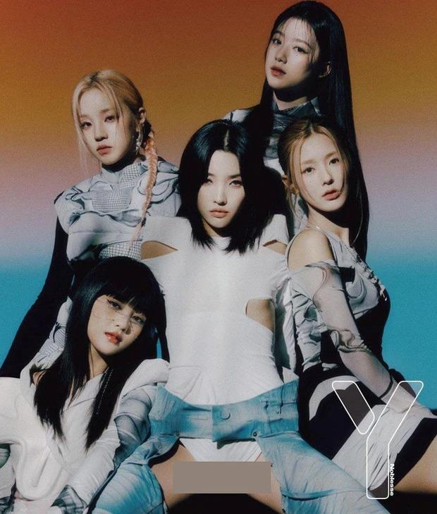 Nữ idol Kpop bị ném đá vì mặc quần không đáy phản cảm lên tạp chí-1