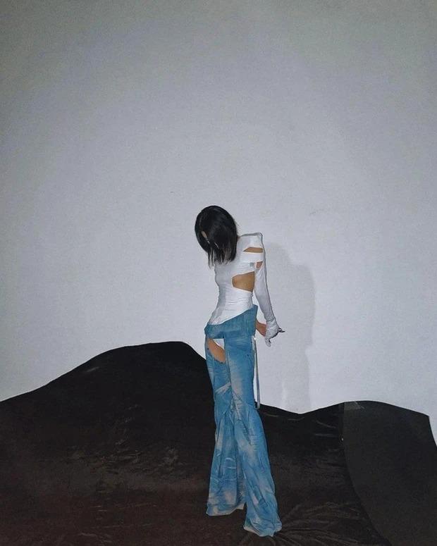 Nữ idol Kpop bị ném đá vì mặc quần không đáy phản cảm lên tạp chí-4