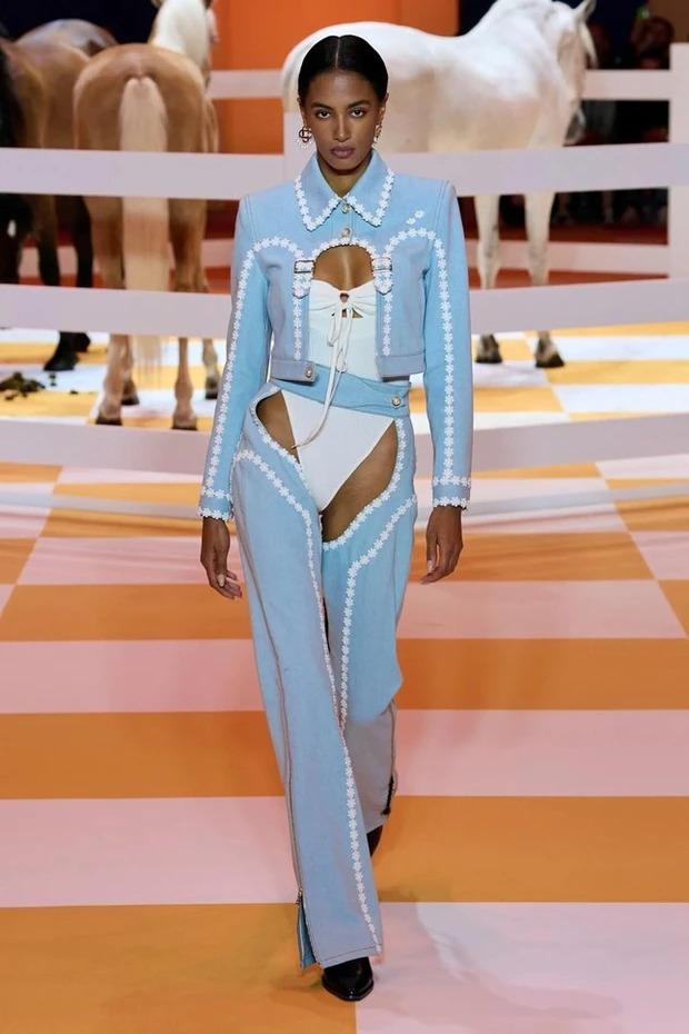 Nữ idol Kpop bị ném đá vì mặc quần không đáy phản cảm lên tạp chí-5