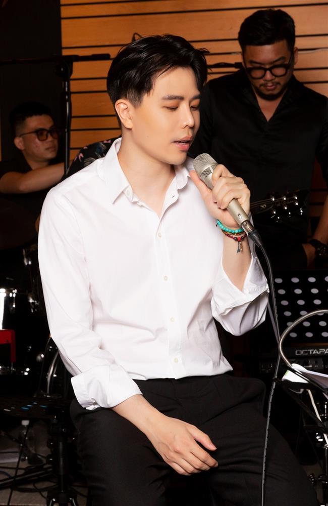 Trịnh Thăng Bình hát live, netizen chê gay gắt: thừa tiền mới đi xem-1