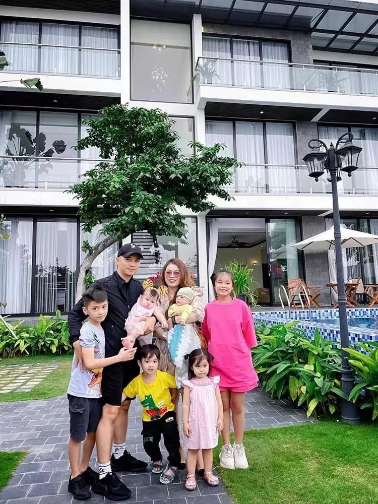 Ông xã kiến trúc sư nhắn nhủ con trai riêng Hằng Túi-11