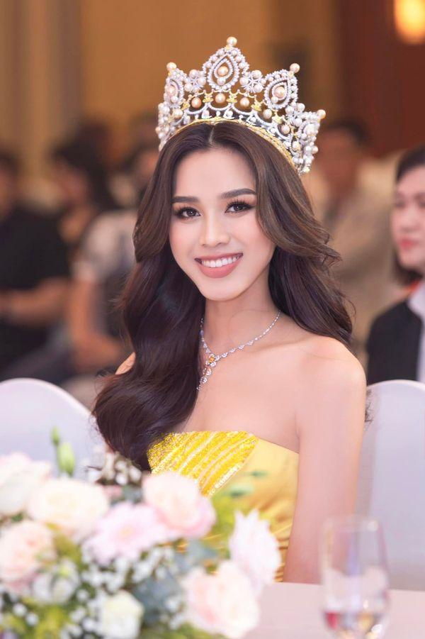 Bị chê mặt lưỡi cày, Đỗ Thị Hà đáp trả 3 từ thâm thúy-2