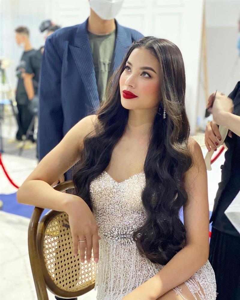Phạm Hương tái xuất Vbiz với son đỏ chót, body phát tướng hơn xưa-2