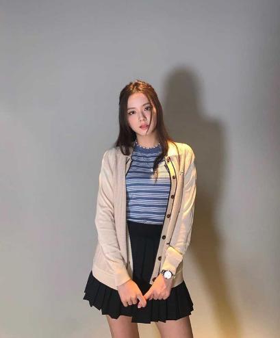 Mặc đẹp quanh năm như sao Hàn với 4 kiểu chân váy hot trend-6