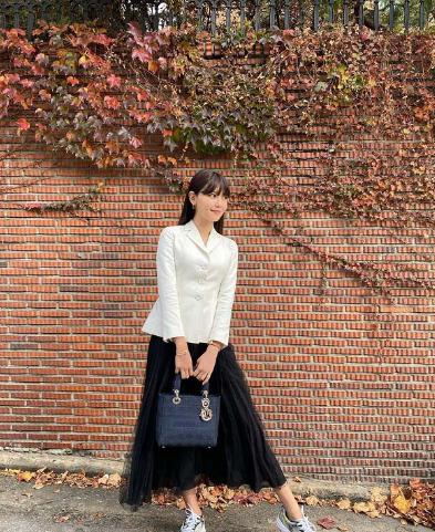 Mặc đẹp quanh năm như sao Hàn với 4 kiểu chân váy hot trend-9