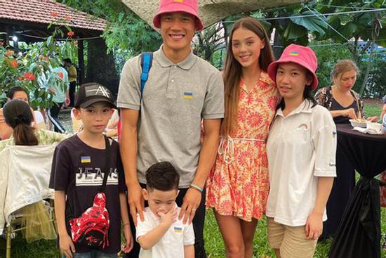 Bùi Tiến Dũng khoe ảnh vợ Tây, dân mạng vội vàng chúc lên chức